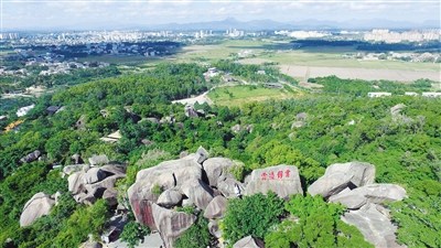 万宁东山岭景色秀丽，岭上有多处古迹和庙宇，为省重点保护文物。 本报记者 张杰 摄