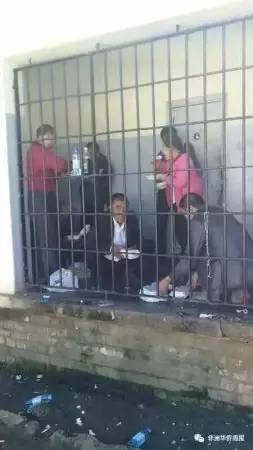 被关押的中国公民。图片来源:非洲华侨周报 被关押的中国公民。图片来源:非洲华侨周报