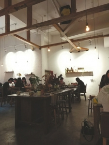 书店内聚集的阅读者 书店内聚集的阅读者
