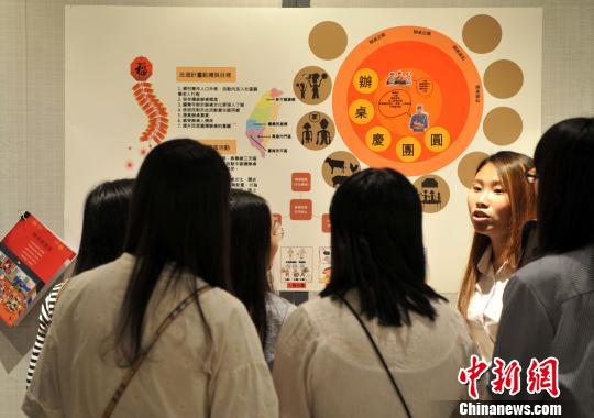 6月5日，台湾世新大学师生向前来参观的福州高校师生分享自己的毕业作品。　张斌 摄