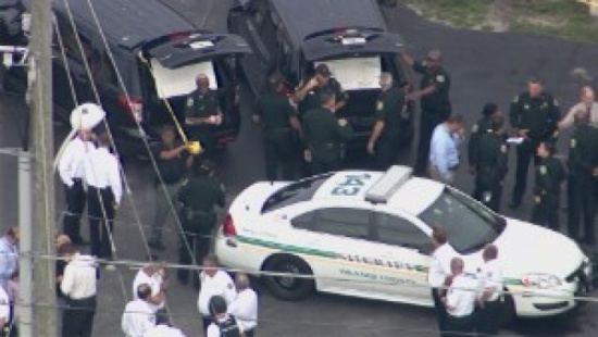 美国佛罗里达州奥兰多任务业区办公室发生枪击案，大批警察赶到现场。(美国《世界日报》援引CNN图片)