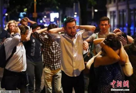 桥上及周边区域的民众举手排队接受警方的检查 桥上及周边区域的民众举手排队接受警方的检查
