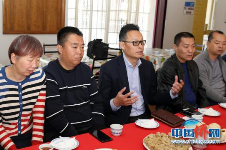 全非洲中国和平统一促进会会长李新铸(中)代表华人社区慰问康宁安老院。 宋方灿 摄 全非洲中国和平统一促进会会长李新铸(中)代表华人社区慰问康宁安老院。 宋方灿 摄