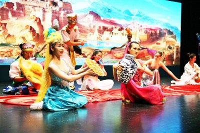 由深圳侨务艺术团带来的大型多媒体音乐舞蹈史诗《丝路新语》。