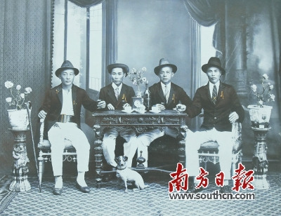 右二为其祖父谢逢记。受访者供图 右二为其祖父谢逢记。受访者供图