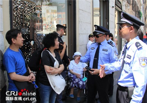 中方警员与旅意中国游客交流。