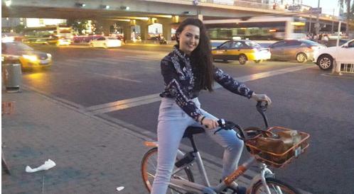 韦茉莉在北京感受共享单车。受访者提供