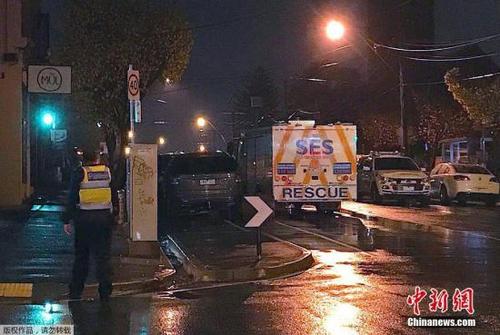 资料图:在事发地点附近,警方进行安全检查。 资料图:在事发地点附近,警方进行安全检查。
