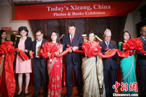 中尼两国嘉宾为“今日中国西藏”图片、图书展剪彩。 张晨翼 摄 中尼两国嘉宾为“今日中国西藏”图片、图书展剪彩。 张晨翼 摄