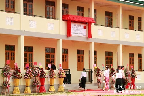 莱达雅第九高中的教职员工6日在由中国驻缅甸使馆援建的新教学楼前拍照留念。