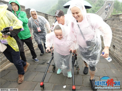 偶有的困难和渐大的雨势，并没有“浇灭”泰勒登临长城的兴致，走过一间铺房，再过一个墩台。孙翔 摄