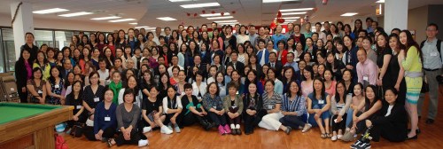 当地时间6月3日,美国中西部华文教育研讨会在芝加哥举行。出席会议的中国总领事洪磊、副总领事余鹏等与出席会议的代表们合影。(美国《芝加哥华语论坛》/张大卫 摄) 当地时间6月3日,美国中西部华文教育研讨会在芝加哥举行。出席会议的中国总领事洪磊、副总领事余鹏等与出席会议的代表们合影。(美国《芝加哥华语论坛》/张大卫 摄)