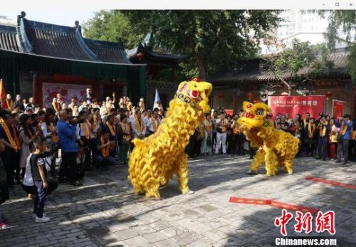当日，在太原关帝庙，舞狮表演正在进行。　胡健 摄