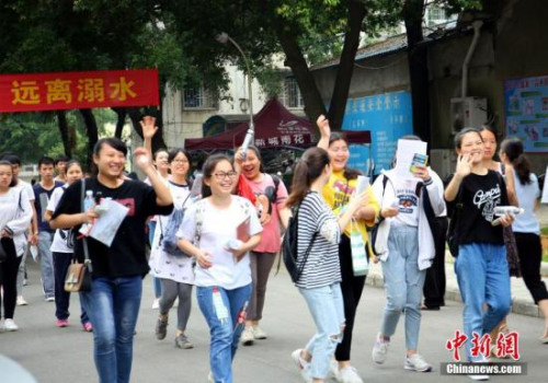 6月7日,学生们准备参加高考。 朱柳融 摄 6月7日,学生们准备参加高考。 朱柳融 摄