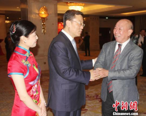 图为谢锋夫妇与印尼宗教与文化交流协会会长麦培满(右)亲切交谈。林永传 摄 图为谢锋夫妇与印尼宗教与文化交流协会会长麦培满(右)亲切交谈。林永传 摄