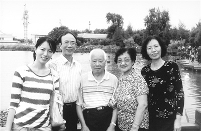 其乐融融的一家。 其乐融融的一家。