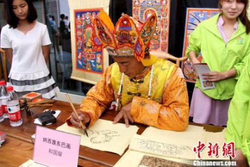 云南纳西族东巴画传人和国耀。 曾洁 摄 云南纳西族东巴画传人和国耀。 曾洁 摄