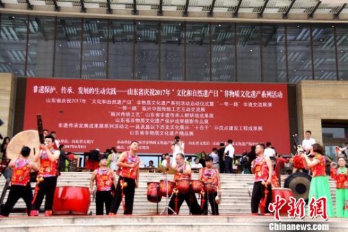 山东省庆祝2017年“文化和自然遗产日”非物质文化遗产系列活动开幕式现场。 曾洁 摄 山东省庆祝2017年“文化和自然遗产日”非物质文化遗产系列活动开幕式现场。 曾洁 摄