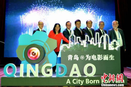 世界“电影之都”城市代表与申报城市青岛代表共同发布《青岛宣言》。 周光辉 摄 世界“电影之都”城市代表与申报城市青岛代表共同发布《青岛宣言》。 周光辉 摄