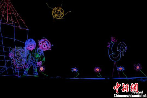 罗马尼亚坦达利卡动画剧院黑光剧《渔夫与金鱼》剧照 中国儿童艺术剧院供图 罗马尼亚坦达利卡动画剧院黑光剧《渔夫与金鱼》剧照 中国儿童艺术剧院供图