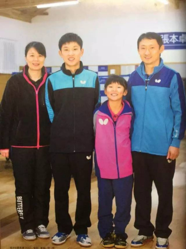 张凌一家四口。(日本《东方新报》微信公众号/张凌供图) 张凌一家四口。(日本《东方新报》微信公众号/张凌供图)
