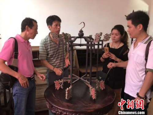 陈修俊介绍藏品。 郑松波 摄 陈修俊介绍藏品。 郑松波 摄