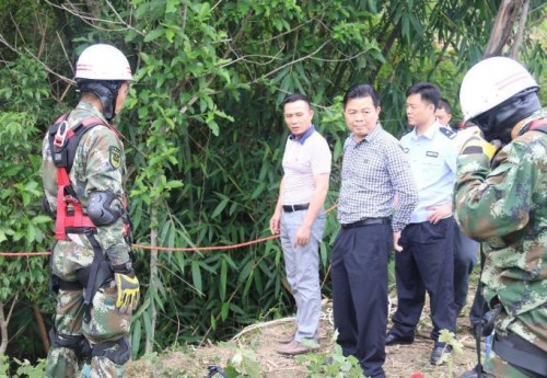 (来宾警方在抛尸现场勘查) (来宾警方在抛尸现场勘查)