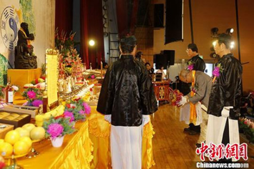 资料图。图为2016年在台北举行的祭祀典礼上，中国国民党副主席林政则代表与会嘉宾与信众向伏羲圣像行献礼。　陈小愿 摄