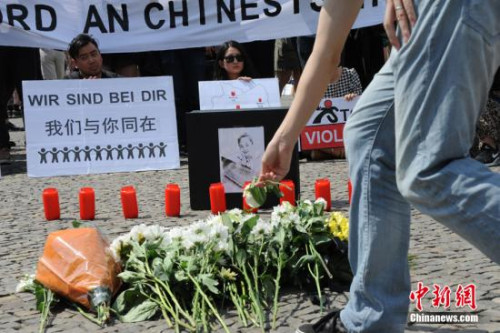当地时间6月5日下午,德国首都柏林约200名华人自发在柏林标志性建筑勃兰登堡门前举行集会,沉痛悼念不幸遇害的中国籍留学生李洋洁。<a target='_blank' href='http://www.chinanews.com/'>中新社</a>记者 彭大伟 摄 当地时间6月5日下午,德国首都柏林约200名华人自发在柏林标志性建筑勃兰登堡门前举行集会,沉痛悼念不幸遇害的中国籍留学生李洋洁。<a target='_blank' href='http://www.chinanews.com/'>中新社</a>记者 彭大伟 摄