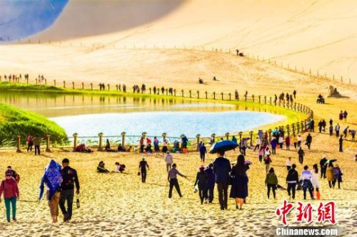 图为络绎不绝的游客前往月牙泉观光游览。　王斌银 摄