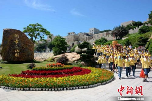 图为民俗踩街活动。　张金川 摄