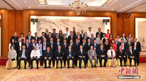 6月9日,参加第十五届东盟华商会的与会人员合影。<a target='_blank' href='http://www.chinanews.com/'>中新社</a>记者 任东 摄 6月9日,参加第十五届东盟华商会的与会人员合影。<a target='_blank' href='http://www.chinanews.com/'>中新社</a>记者 任东 摄