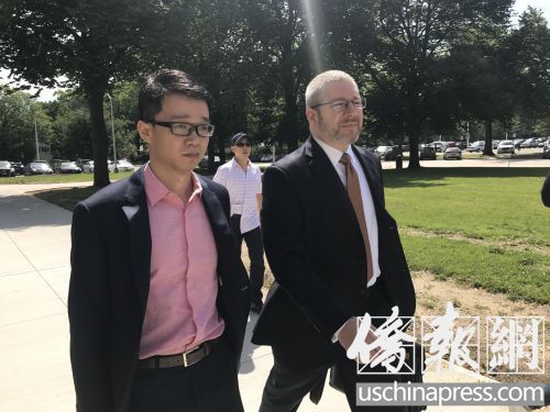 唐爽与新律师(侨报记者王伊琳摄) 唐爽与新律师(侨报记者王伊琳摄)