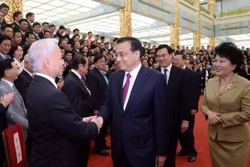 李克强与与会代表亲切握手。 李克强与与会代表亲切握手。