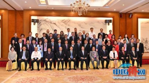 图为与会人员合影留念。 任东 摄 图为与会人员合影留念。 任东 摄