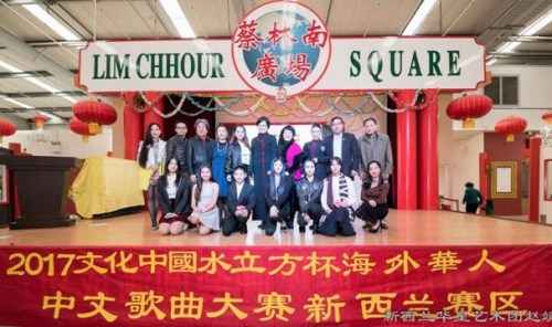进入决赛的青少年选手与评委合影 进入决赛的青少年选手与评委合影