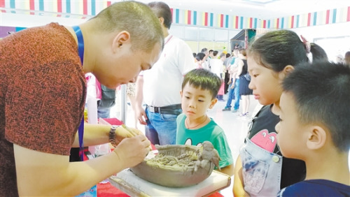 石湾陶塑技艺代表性传承人赵雨华在认真地进行陶塑。