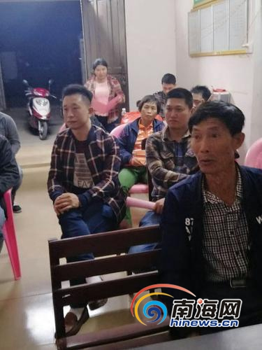 林绍明生前组织村两委干部学习海南省第七次党代会精神。