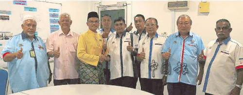 马六甲仙特拉公司总经理阿布峇卡(左3)赞扬诚实的司机莫哈末祖尼尔，右3为林金联。(马来西亚《中国报》图片)
