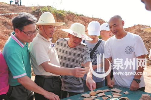 考古专家正在介绍发掘出的器物