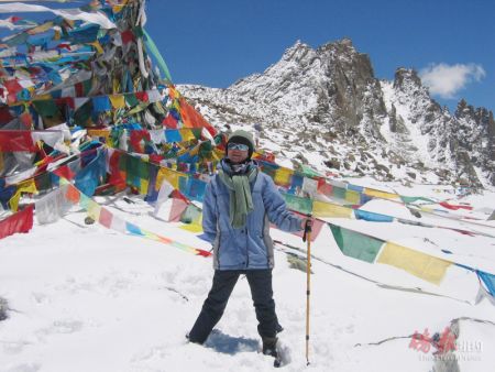 于珈2004年在西藏阿里转神山。（纽约《侨报》）