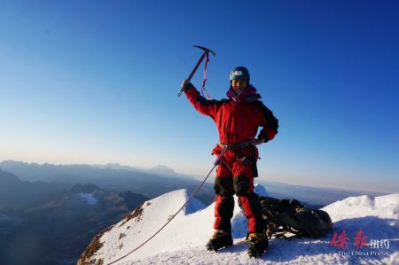 2014年夏天,于珈在南美玻利维亚攀登6千多米的雪山。(纽约《侨报》) 2014年夏天,于珈在南美玻利维亚攀登6千多米的雪山。(纽约《侨报》)