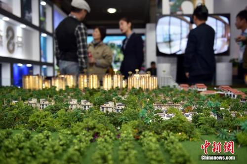 资料图:售楼人员向顾客介绍楼盘。 <a target='_blank' href='http://www.chinanews.com/' >中新网</a>记者 金硕 摄 资料图:售楼人员向顾客介绍楼盘。 <a target='_blank' href='http://www.chinanews.com/' >中新网</a>记者 金硕 摄