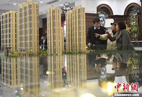 资料图:置业顾问为民众推荐商品房户型。 <a target='_blank' href='http://www.chinanews.com/'>中新社</a>记者 韦亮 摄 资料图:置业顾问为民众推荐商品房户型。 <a target='_blank' href='http://www.chinanews.com/'>中新社</a>记者 韦亮 摄