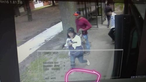 2017年6月9日(芝加哥时间)，监控捕捉到章莹颖出现在住处附近的公交站。(章莹颖同学供图)
