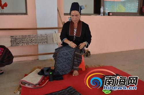 符庆香在织锦。(图片来源:南海网) 符庆香在织锦。(图片来源:南海网)