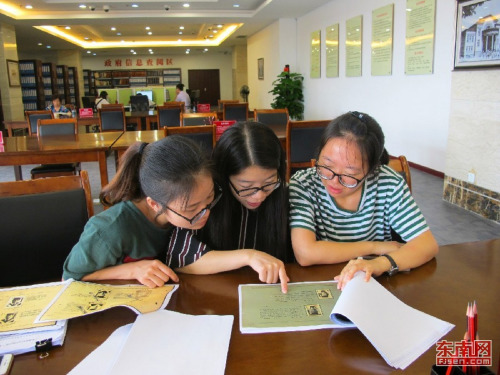 福建农林大学学生结伴到省档案馆查档。