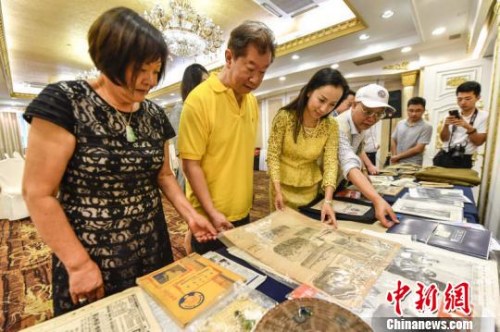 该批华侨史料包括《三藩市华侨商务表(1849至1949年)》、《中美周刊(1953年)》等 陈骥旻 摄