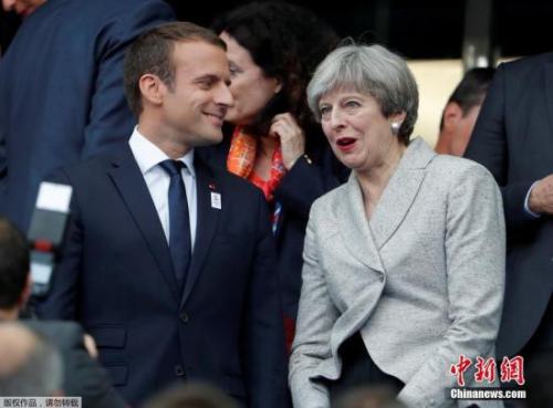当地时间2017年6月13日，法国巴黎，英国首相特蕾莎·梅出访法国，与法国总统马克龙一起观看法国对阵英格兰的足球友谊赛。