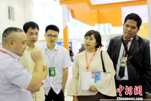 图为海外客商洽谈中。 吕巧琴 摄 图为海外客商洽谈中。 吕巧琴 摄